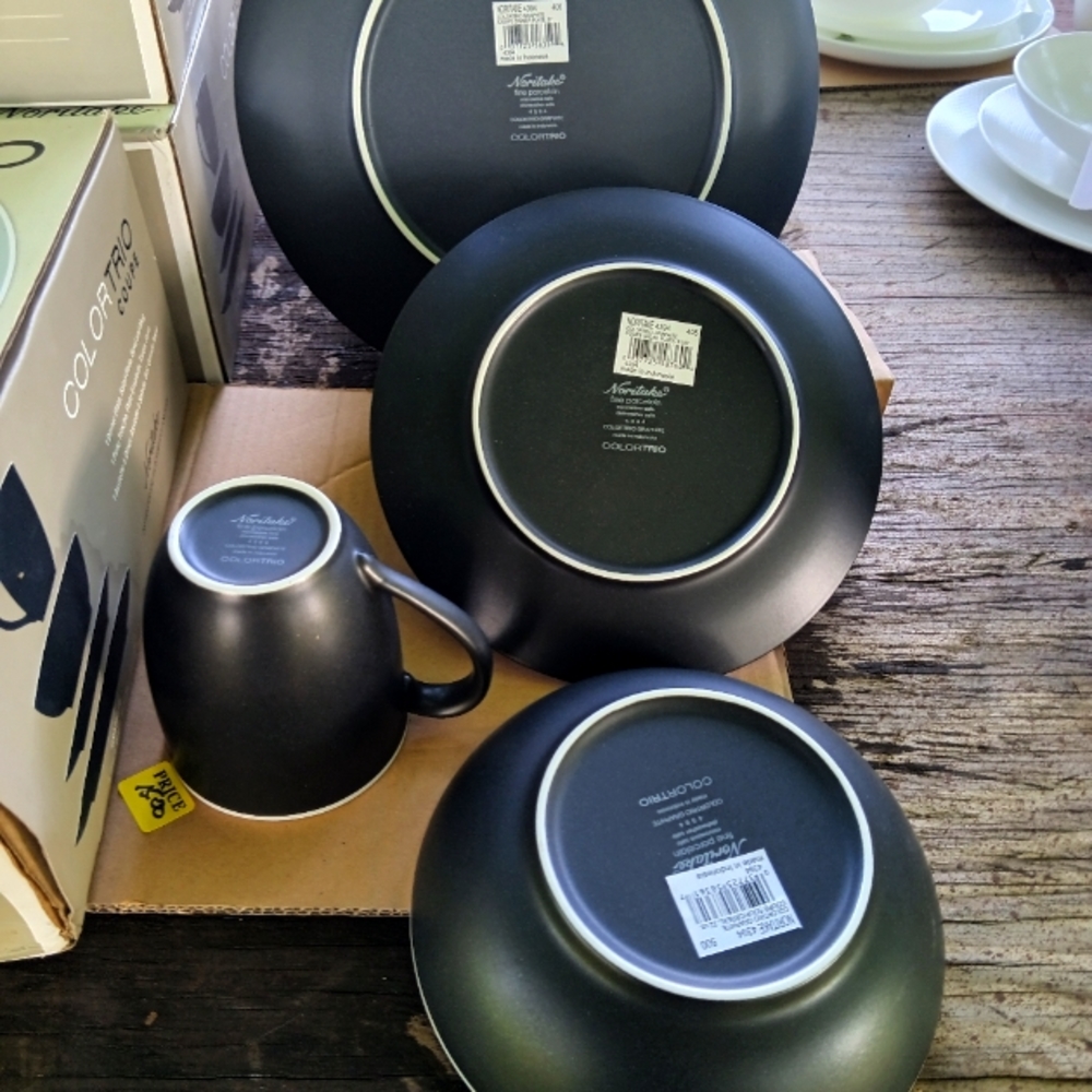 Color Trio four piece dinnerware setting